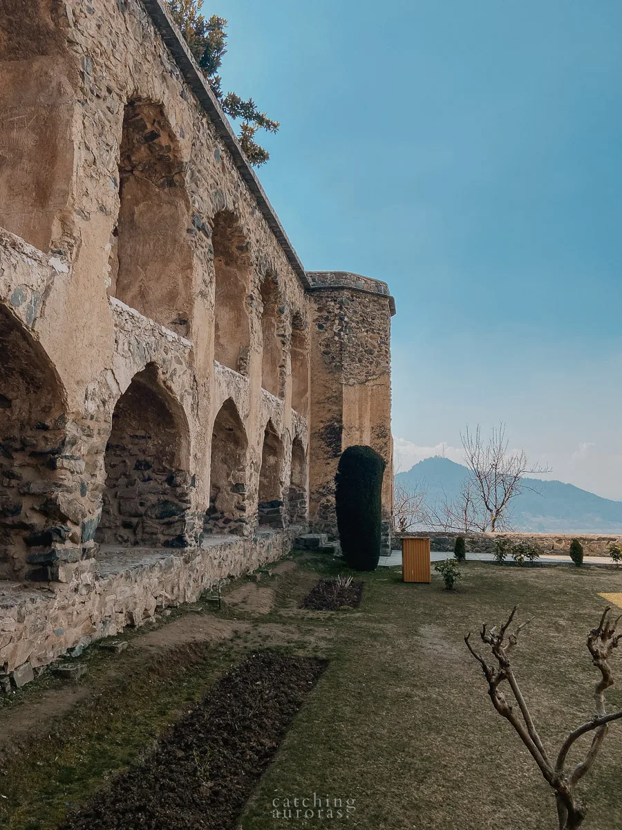 A side view of Pari Mahal, a Mughal fort with arches and sandstone bricks.